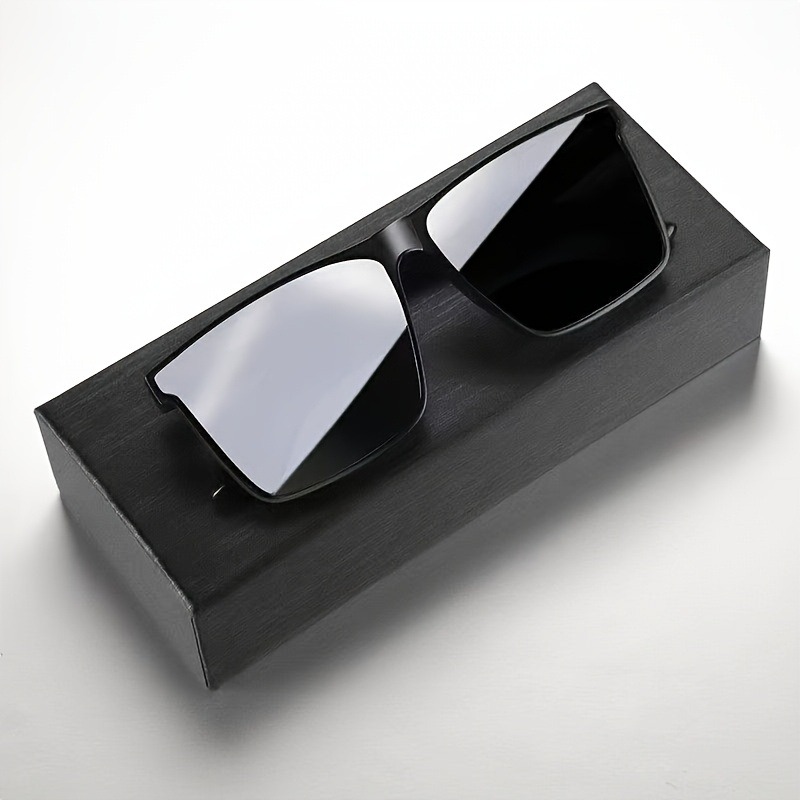 Men Fashion Photography - Lunettes de soleil carrées noires simples