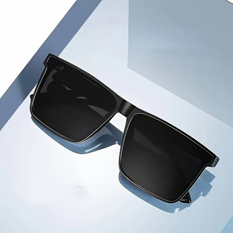Men Fashion Photography - Lunettes carrées noires simples à la