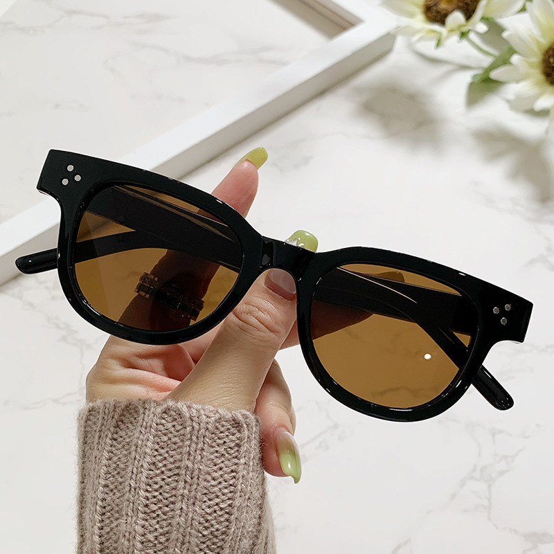 Lunettes de soleil à monture r - Men Fashion Photography avis et prix